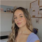 Me llamo Pilar, tengo 20 años y estudio Educación Primaria, voy a empezar el tercer curso. Mi pasión desde siempre ha sido enseñar, aunque sin experiencia es difícil que te concedan la oportunidad de empezar a hacerlo antes de acabar la carrera. Podría da